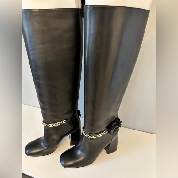 Authentic Toryburch knee boots. Gold chain around ankles and flowers. - Picture 3 of 13